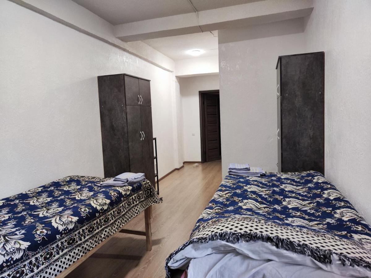 Nomad Inn Bishkek Exteriör bild